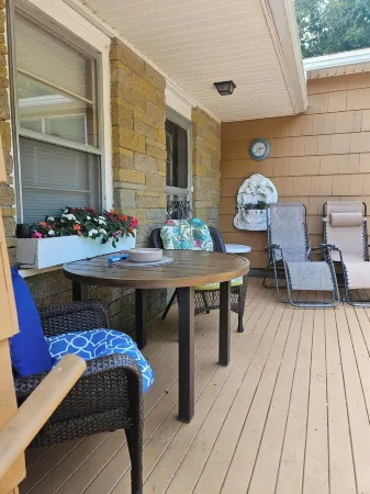 Sweet quiet place on private pond and close to beaches.