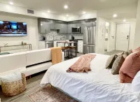 Dogs Stay Free • Luxe Downtown Apt • King Bed • Garage Parking • In-Unit W/D Hotel in zona Walnut Creek Library - Contra Costa County Library