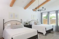 Waco's Premier Designer Home - 3 Min from Magnolia