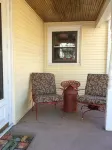 Easy Walk to Shops, Restaurants and parks. Pet Friendly with fenced backyard.