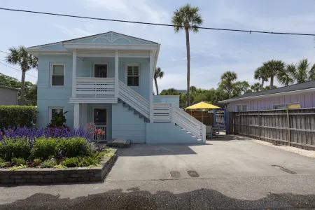 Upstairs so Sunny and Bright 2 Blocks to the Beach