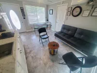 The Corner Apartment. In the Heart ❤️ of Anderson.