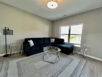 Cedar Falls Townhome - New Construction - 3 KING BEDS! - 4 ดาว