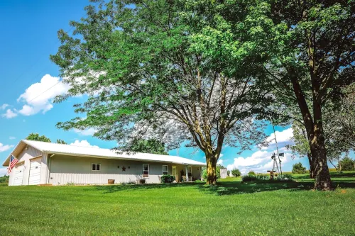 Holder House at Beautiful Mark Twain Lake. Hotels in Monroe County
