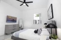 THE LOUNGE. Heated Pool! 10 Minutes to 5th Ave and Beach!