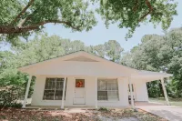Twin Oaks - close to beach & downtown Ocean Springs! Hotels near Mississippi Sandhill Crane National Wildlife Refuge Admin Building And Visitor Contact Station