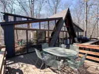FLAT, Lakefront chalet; Hottub, Playground, Firepit, Wifi, and more! Hotels in Innsbrook