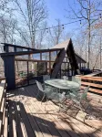 FLAT, Lakefront chalet; Hottub, Playground, Firepit, Wifi, and more!