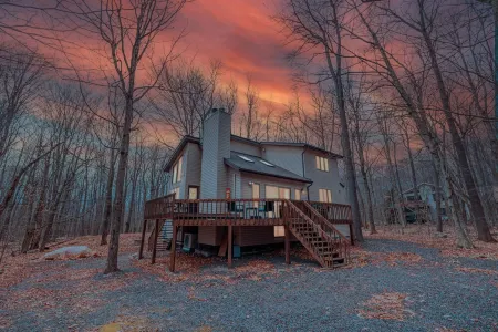 Private Cabin in Wooded Oasis with many amenities!
