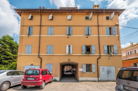 [DOWNTOWN MODENA WITH PARKING AND SMALL GARDEN] AT THE MULEIN