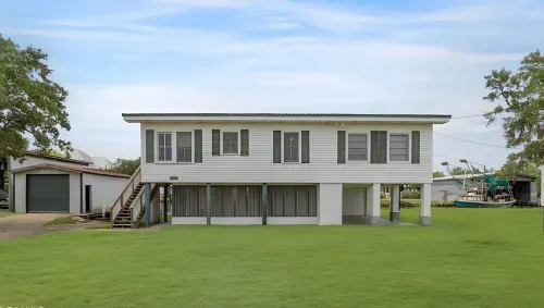 The Salty Point....a waterfront fishing cottage with kayaks, ping pong and more!