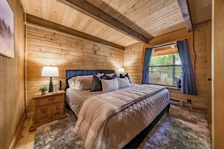 Coco's Creekside Cabin with Hot Tub, Firepit, and AC/Heat in Munds Park!