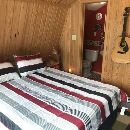 1 Br Studio/Cottage with Kitchenette, Pool & Golf Cart/ Near Beach