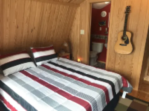 1 BR Studio/Cottage with Pool & Golf Cart/ Near Beach