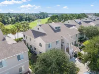 Ground floor condo at Peninsula. Coastal living with golf course views! Hôtels à : 