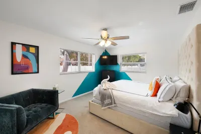 5 BR Luxury Beach Villa: Heated Pool & Games Room, Modern Design