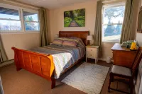 77 in Canaan. Big Views. Night Skies. Cozy Comfort. Dogs, EV, Kids 13+ Welcome.