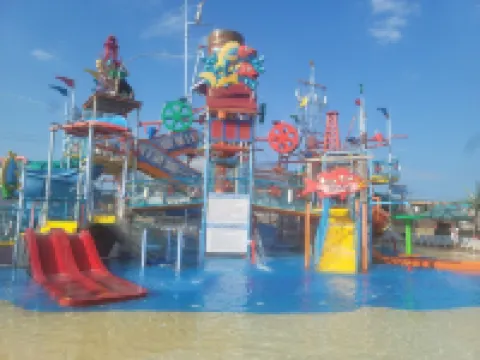 Beautiful 2 Bed Apt w/ Parking & Beach Passes - Walk to Beach, Rides, Waterpark