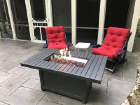 Cute cabin in our private woods, close to a bike trail, winery, and lakes