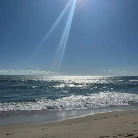 Charming 3-bedroom house with outdoor space & steps to the beach!