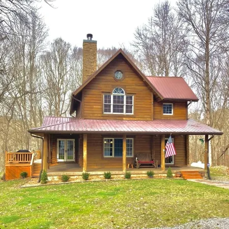 Cozy lakehouse retreat w/kayaks, high speed Wi-Fi, and pet friendly!