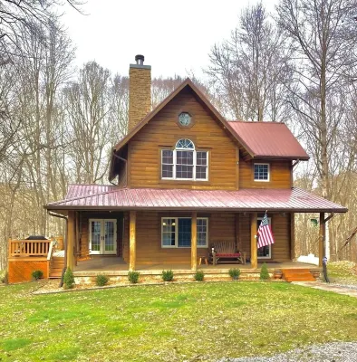 Cozy lakehouse retreat w/kayaks, high speed Wi-Fi, and pet friendly!