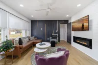 Chic and cozy home near the hospital: 3 comfy rooms, TVs, stylish amenities.