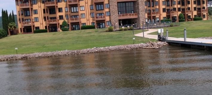 Lakeside Condo ~ Close to Everything ~ First Floor ~ Pool ~ Dock ~ Views Hotels in Marshall County