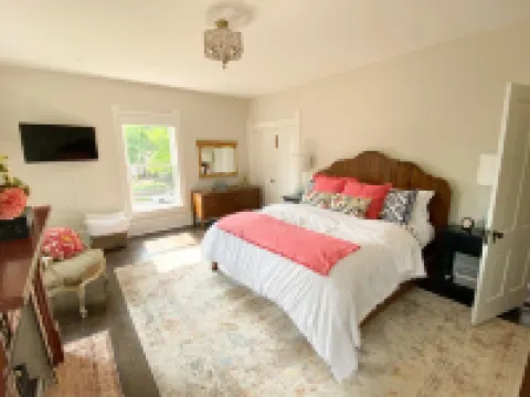 Exquisite Newly Renovated Historic Lake Country Home - Maison La Belle オコノモウォックのホテル