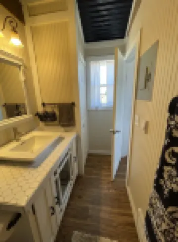 Adorable Tiny house on small farm, fresh eggs and seasonal produce daily .