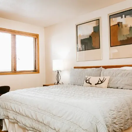 Just Listed! Mountain views, 5 min walk to lifts, 2-bedroom condo in Keystone