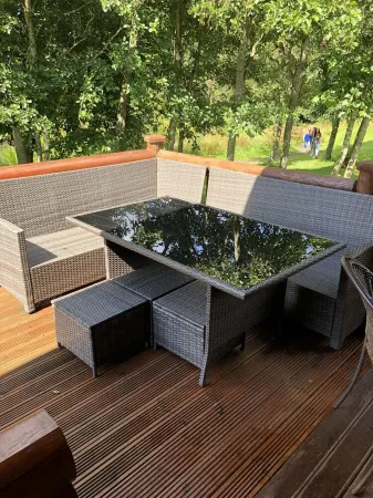 Lakeside Log Cabin with hot tub overlooking the water. Отели в г. Морпет