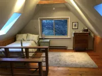 Charming Vashon Island Cottage - Just 3 minutes from the ferry.