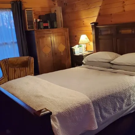 Cozy Cabin on 11 acres w/ Lake&Mtn Views. wifi, great cell svc moderated AC.