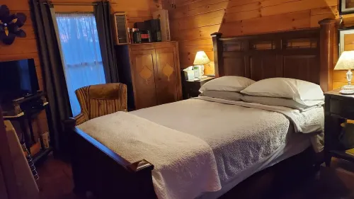 Cozy Cabin on 11 acres w/ Lake&Mtn Views. wifi, great cell svc moderated AC.
