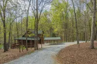 Large Private Lake Front Home on Level Lot, Kayaks, Fire Pit, Dock