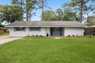 Let the Games Begin in this Centrally Located Spacious Retreat! Hotels near Strawberry Stadium