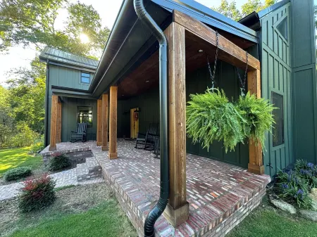 Charming cozy RIVERFRONT cottage on the Piney River. A little slice of heaven! Отели рядом с достопримечательностью «Lazy Days Winery»