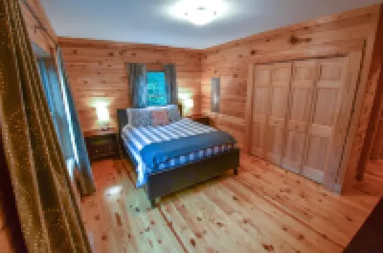 Cabin 114, Luxury 6 bedroom, 3 bath cabin minutes from Downtown Lexington!