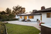 Spacious & Fun - 5BR/4BA • Pool Table • Hot Tub Hotels near American Freight - Appliance, Furniture, Mattress