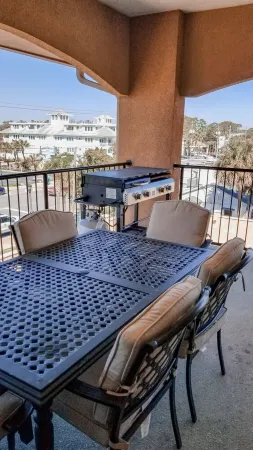 Very Clean Luxury Condo With 2 Pools! Walking Distance To The Beach!