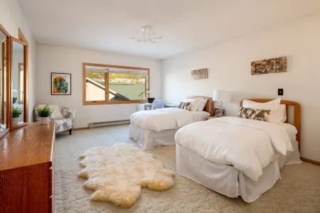 Camp Tu’Wani Ski-in/Ski-out Condo Retreat Big Sky