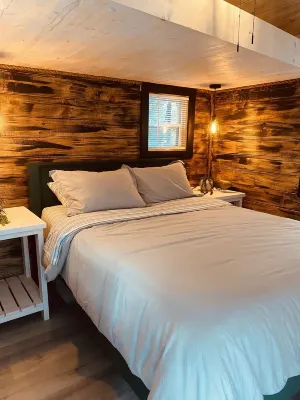 Eagles Nest A-frame: Riverfront Cabin: Add-on Treehouse Bedroom, Pet Friendly! Hotels in Koehler Township