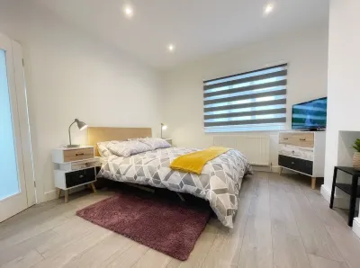 Spacious and bright one bedroom apartment Các khách sạn gần Harrow School