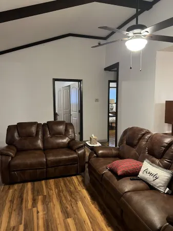 Cottage in the woods. In a safe gated community near Lake Catherine.