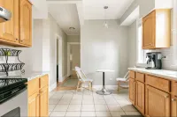 Great Evanston Home- great for traveling families! Parking Included Hotels in Evanston