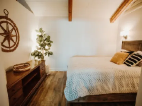 Romantic lakefront chalet w/hot tub Hotels in Indian Lake