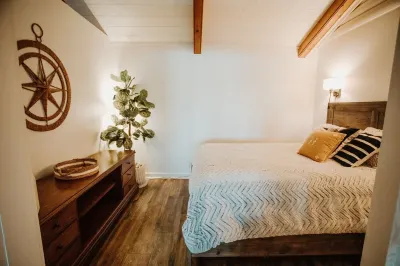 Romantic lakefront chalet w/hot tub Hotels in der Nähe von Flight 93 National Memorial