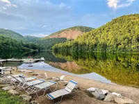Lakefront cabin in mountains, 1 mi away from skiing/tubing!