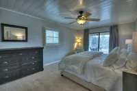LAKE COTTAGE on deep water w/ MILLION $$ views! Newly Renovated HGTV style decor - バルコニー